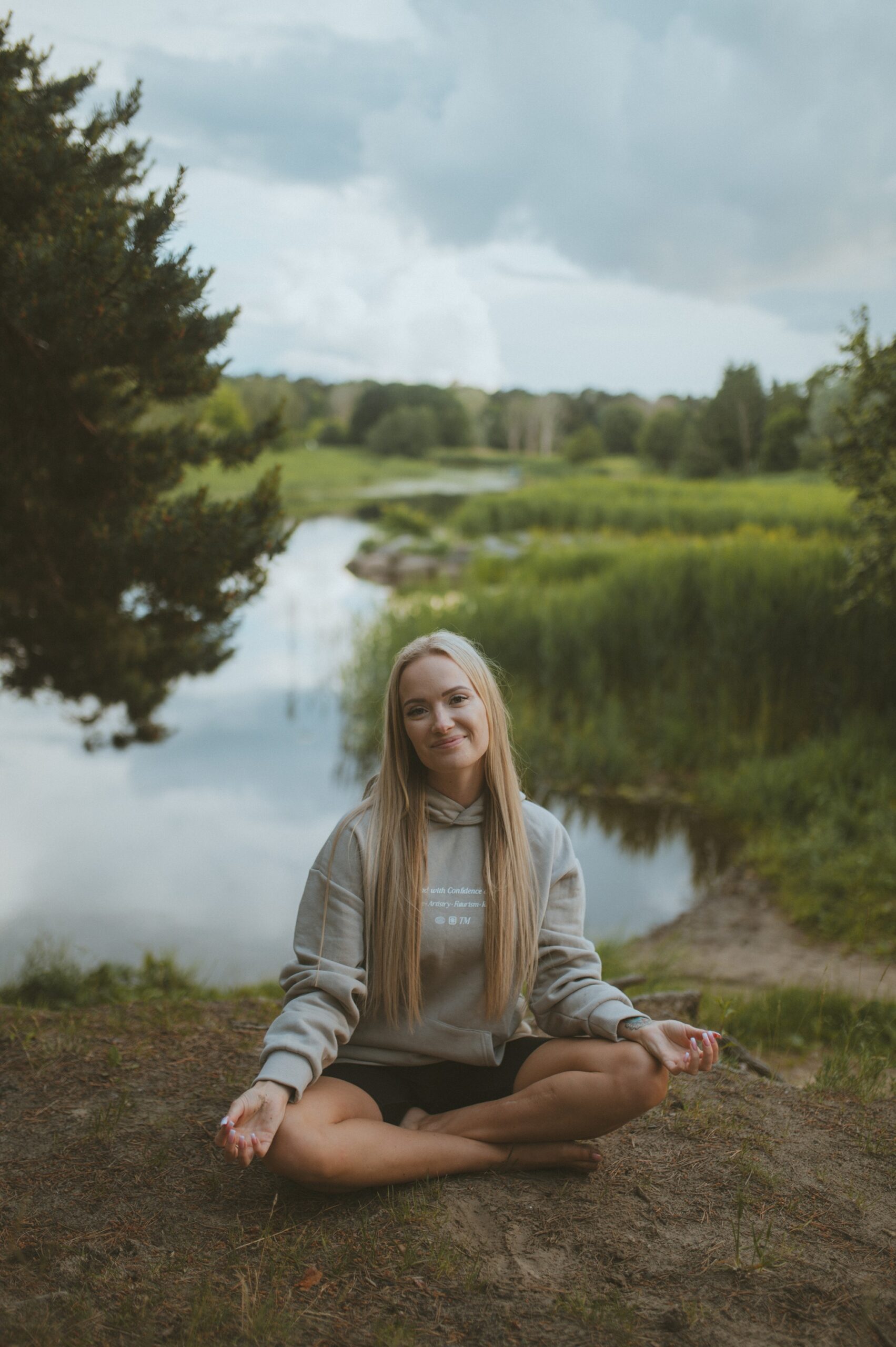 Martta Jemina hymyilee joen rannalla meditaatiohetken jälkeen